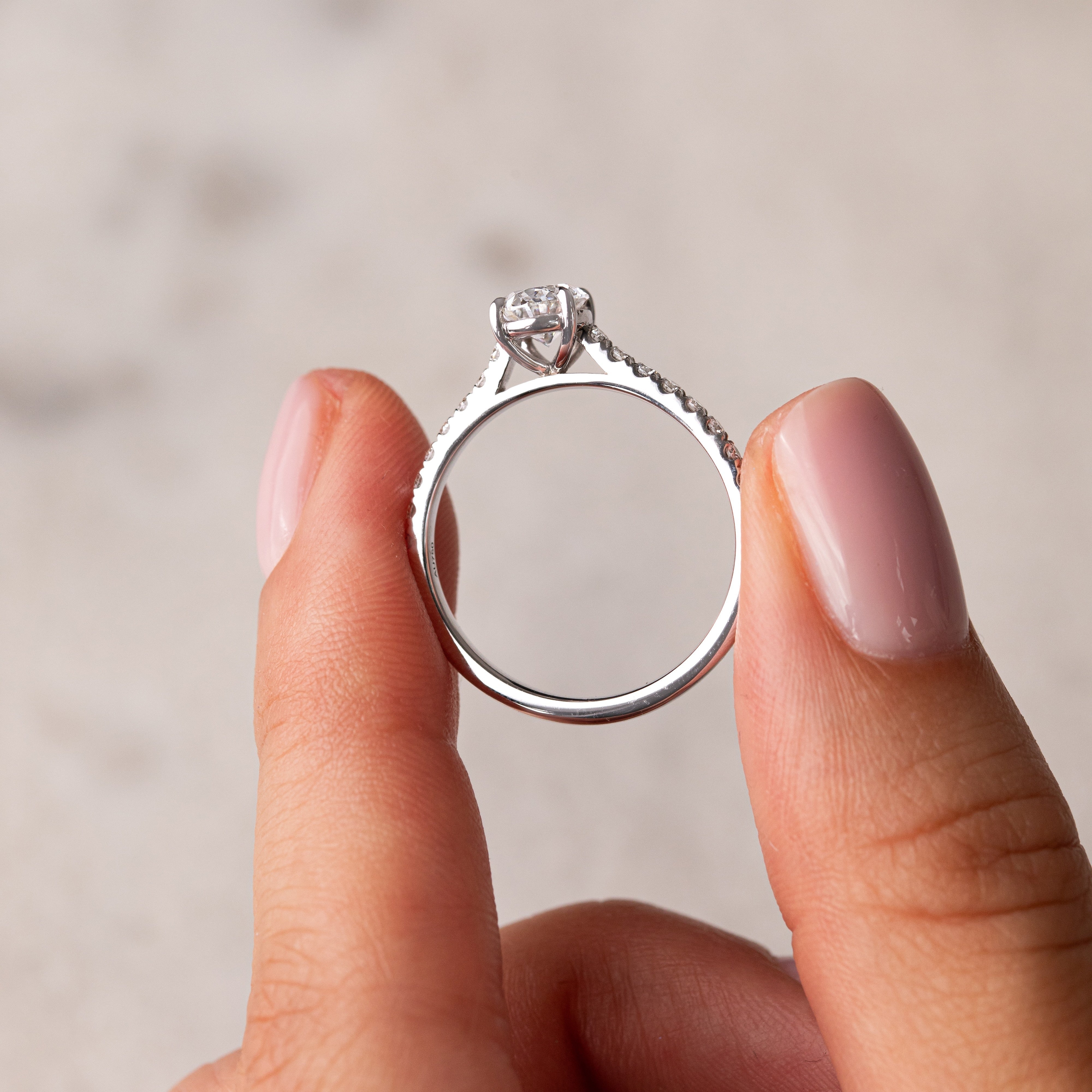 Dries Pavé Oval Halo Ring
