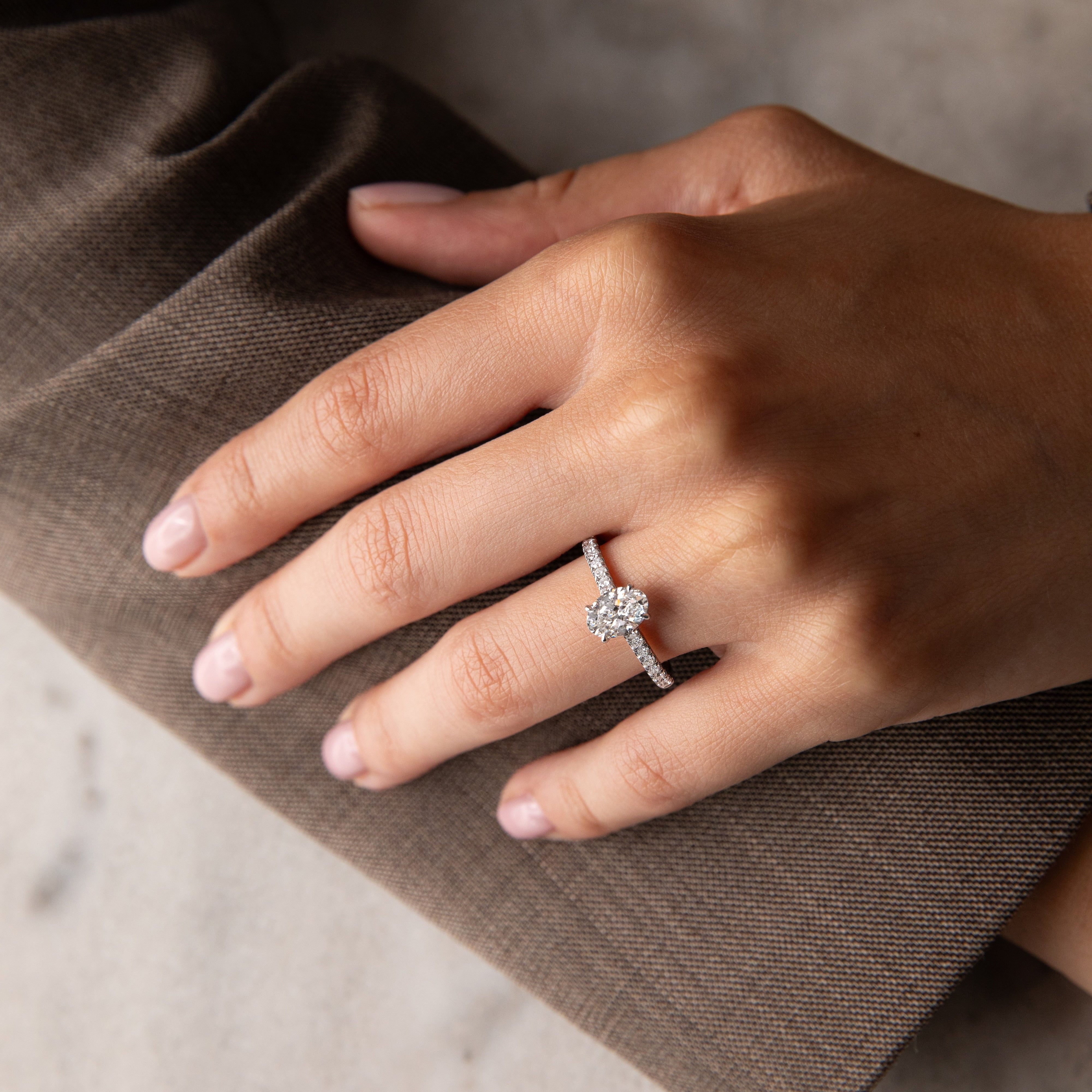 Dries Pavé Oval Halo Ring